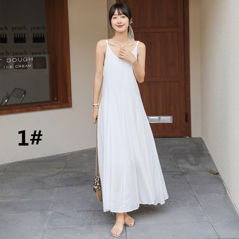 サテン素材キャミワンピース ロング丈 上品な深めネックライン